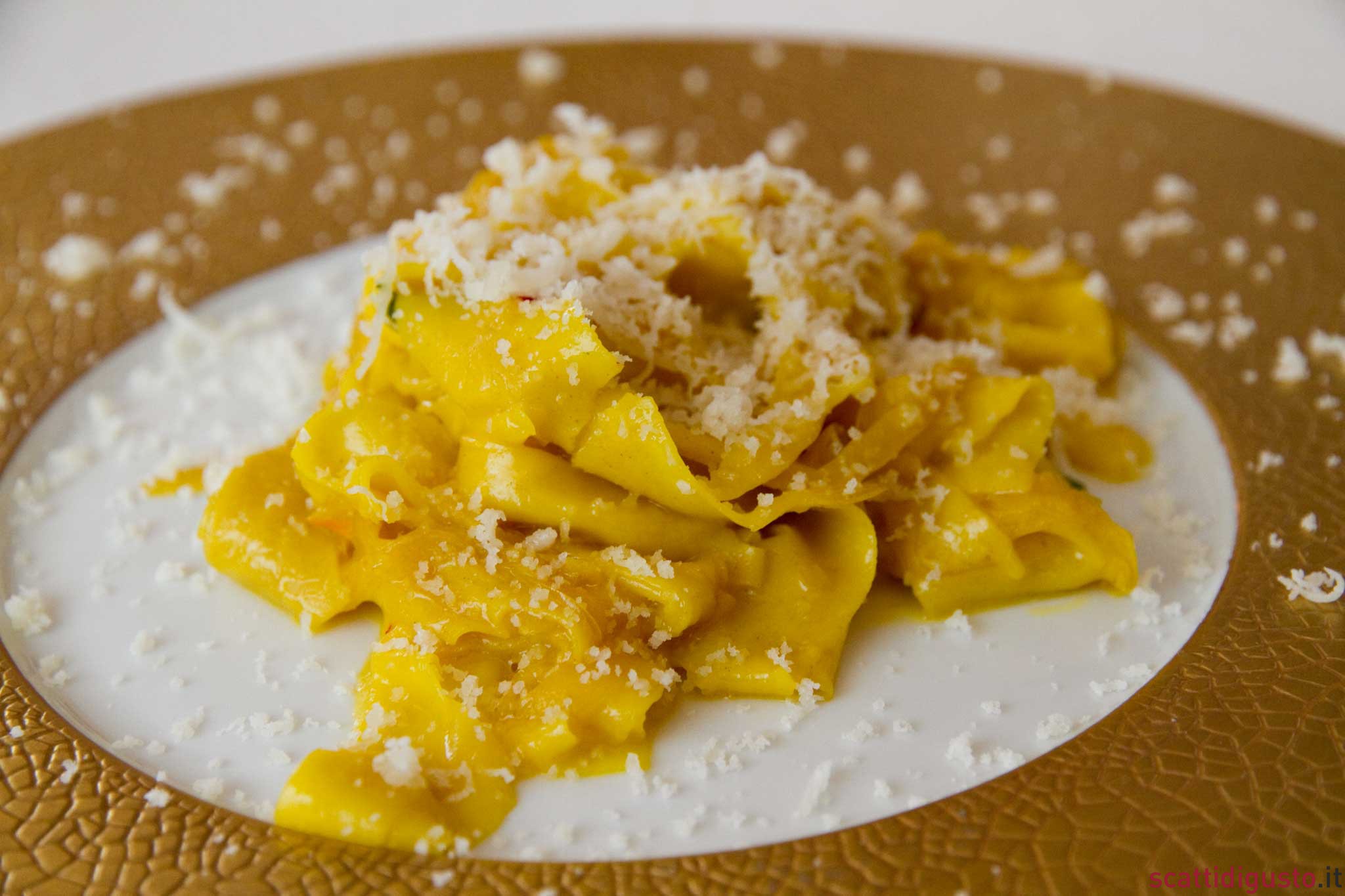 Pappardelle zafferano e cipolla Tassa