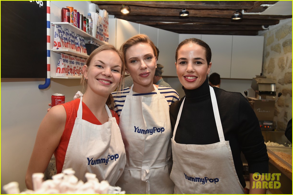 scarlett-johansson-hubby-romain-popcorn