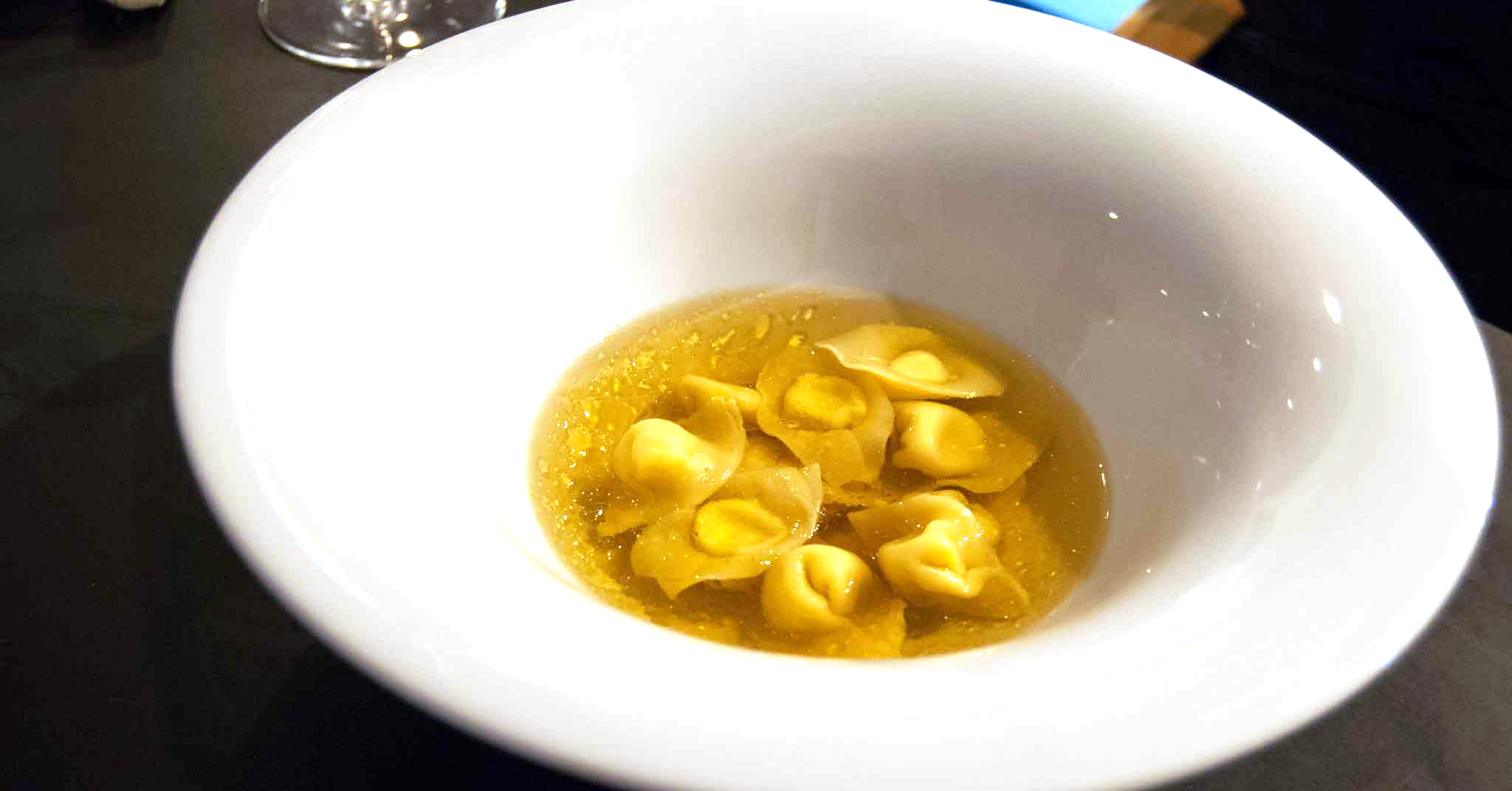 Cappelletti cacio e pepe con brodo di capperi e limone del ristorante Acciuga a Roma