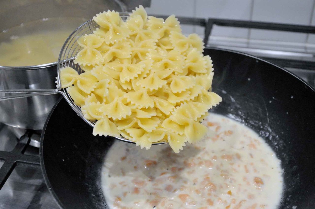 farfalle al salmone con panna ricetta scientifica