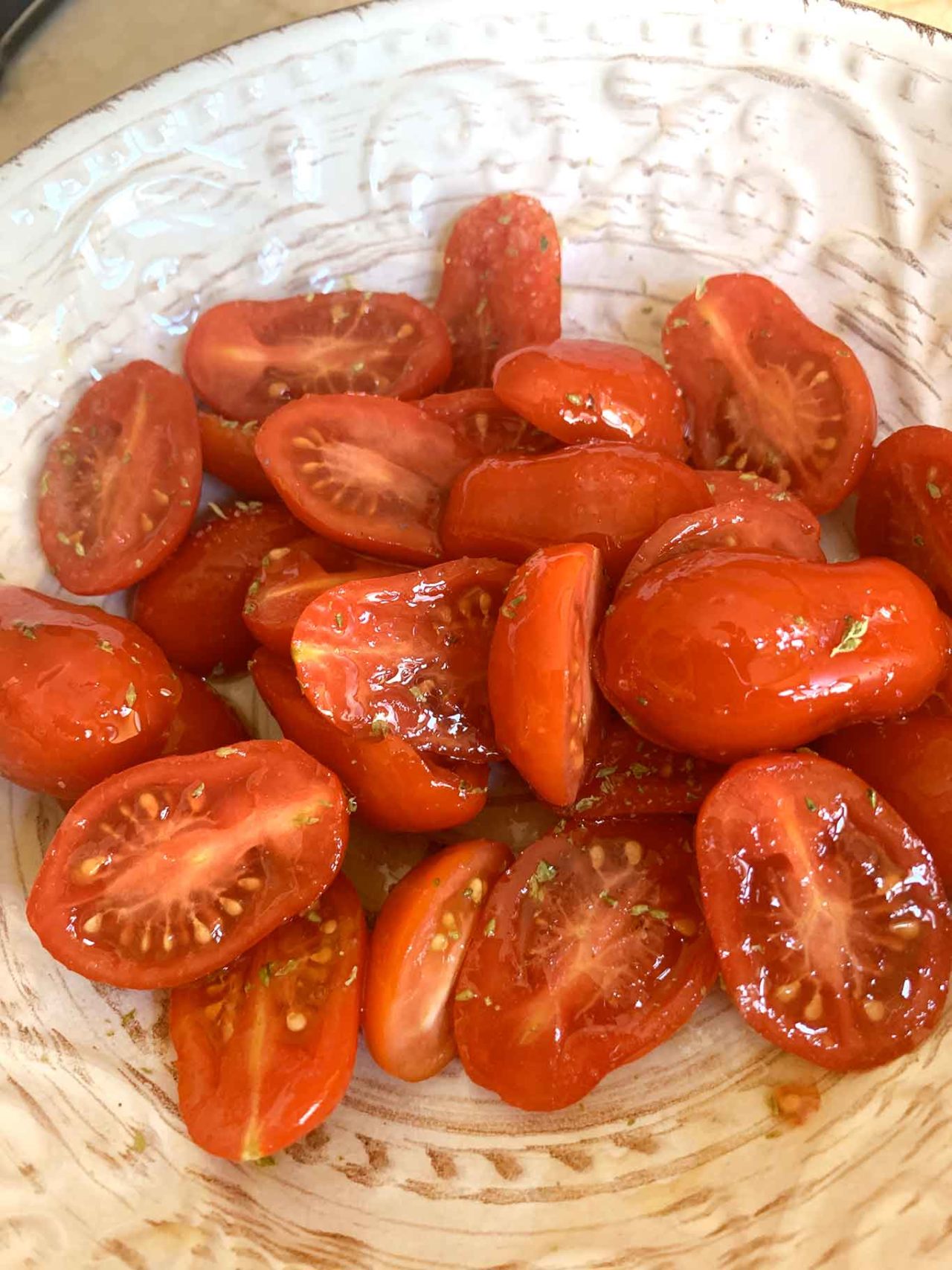 La ricetta degli spaghetti all'acqua di pomodoro, pomodori e basilico