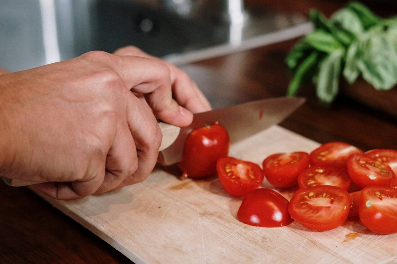 La ricetta degli spaghetti all'acqua di pomodoro, pomodori e basilico