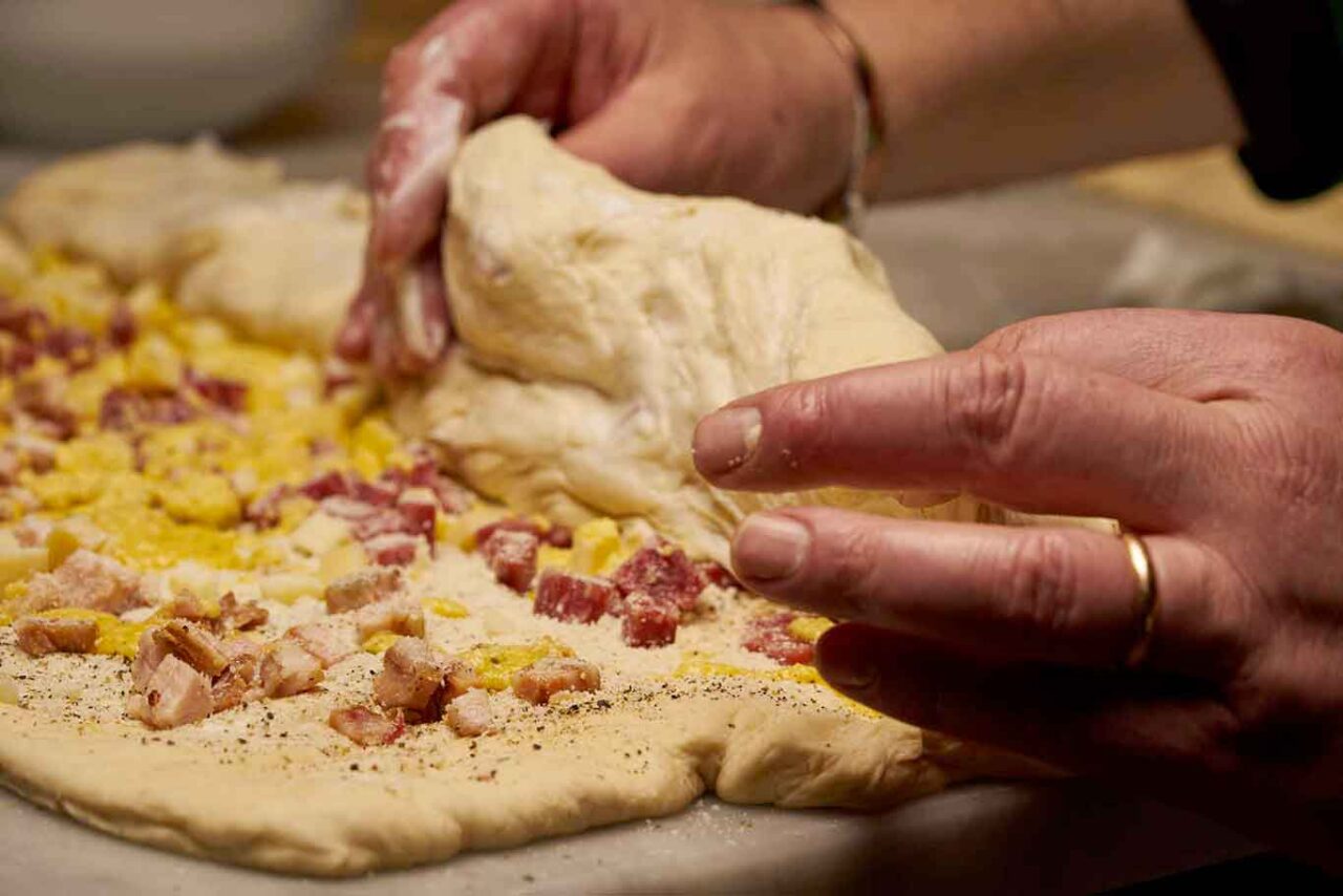 come si arrotola il casatiello napoletano nella ricetta tradizionale