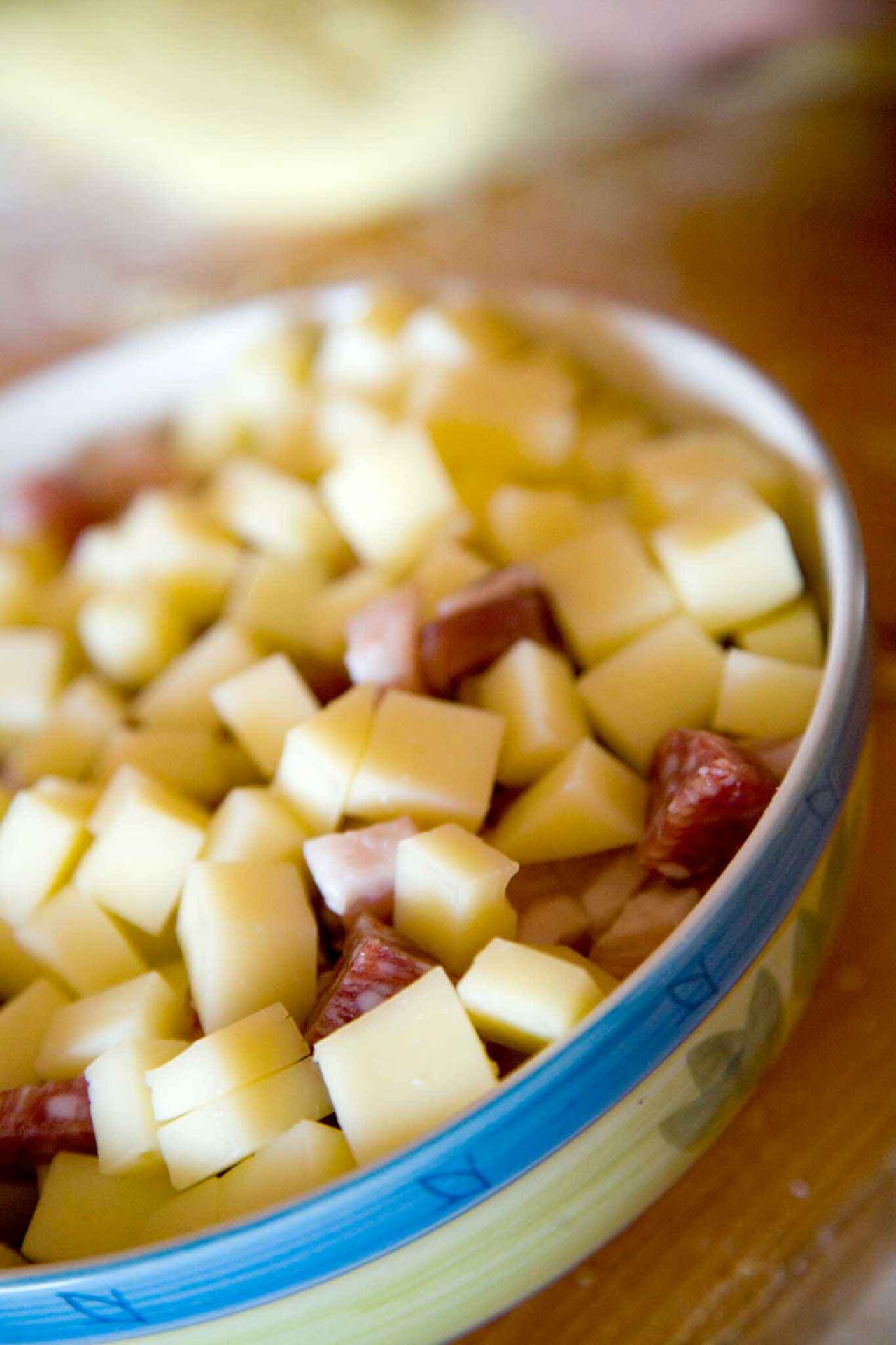 i cubetti di formaggio e salumi del casatiello napoletano nella ricetta tradizionale