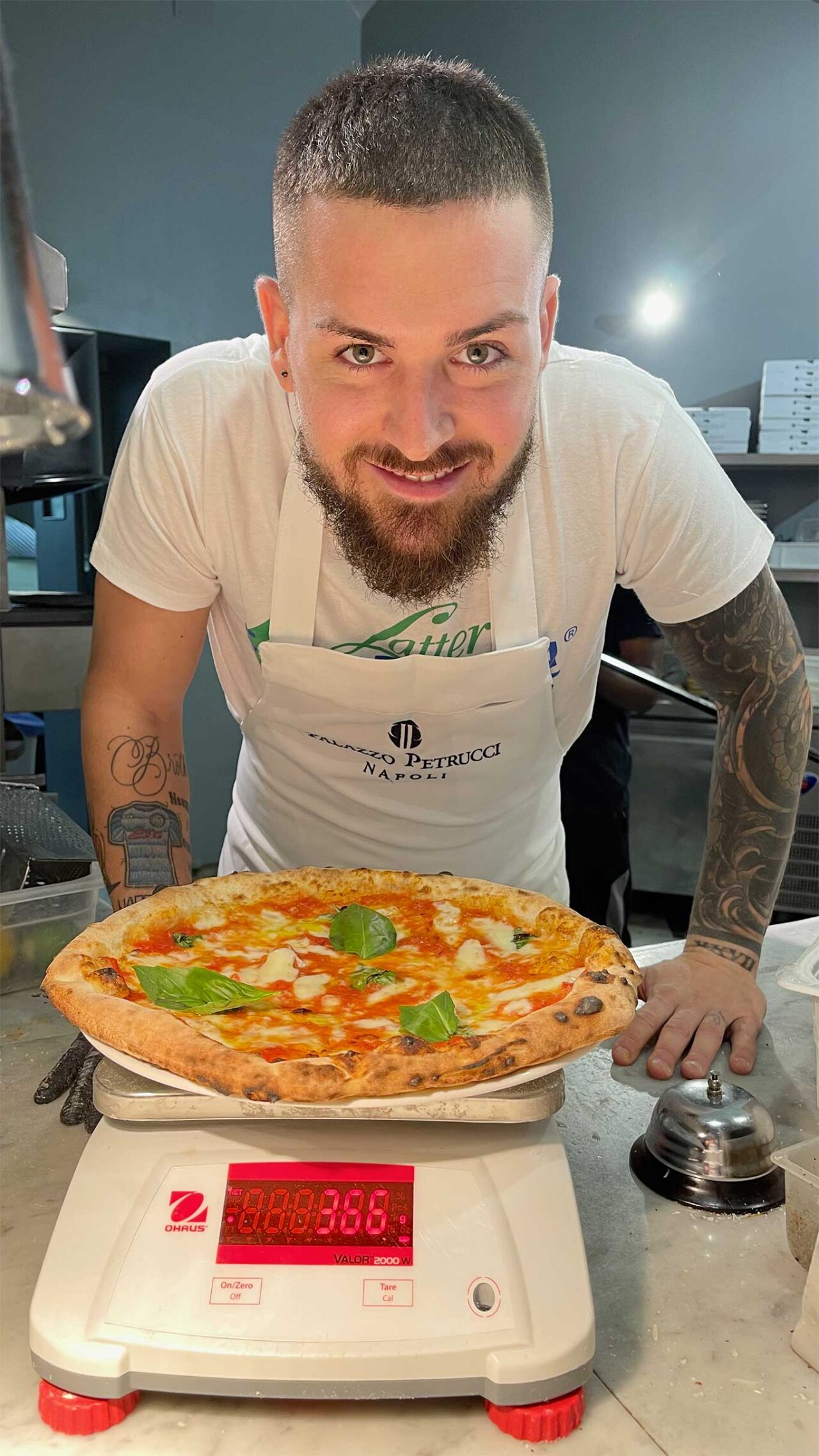 la pizza margherita di Davide Ruotolo della Pizzeria Palazzo Petrucci a Napoli nel Campionato della Pizza 2024