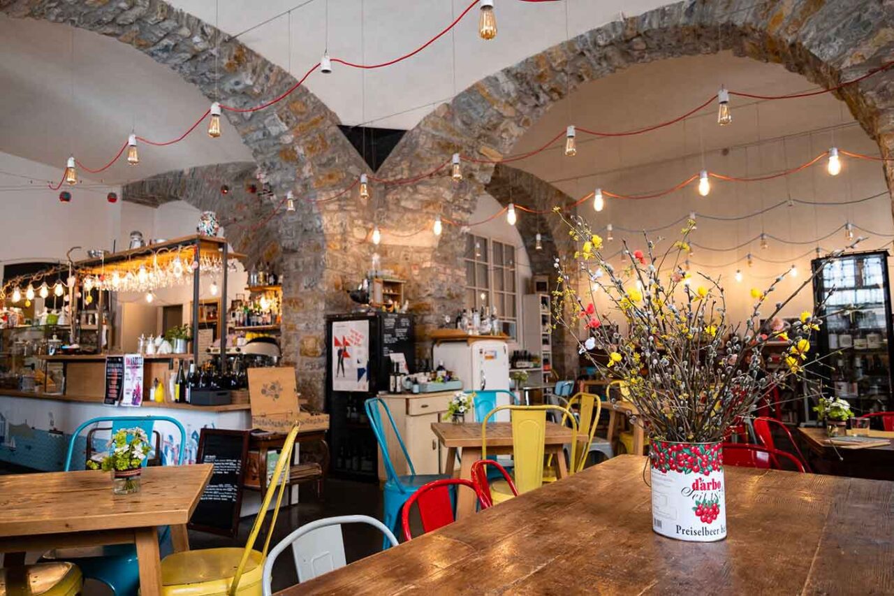 la sala del bistrot Mimì e Cocotte a Trieste