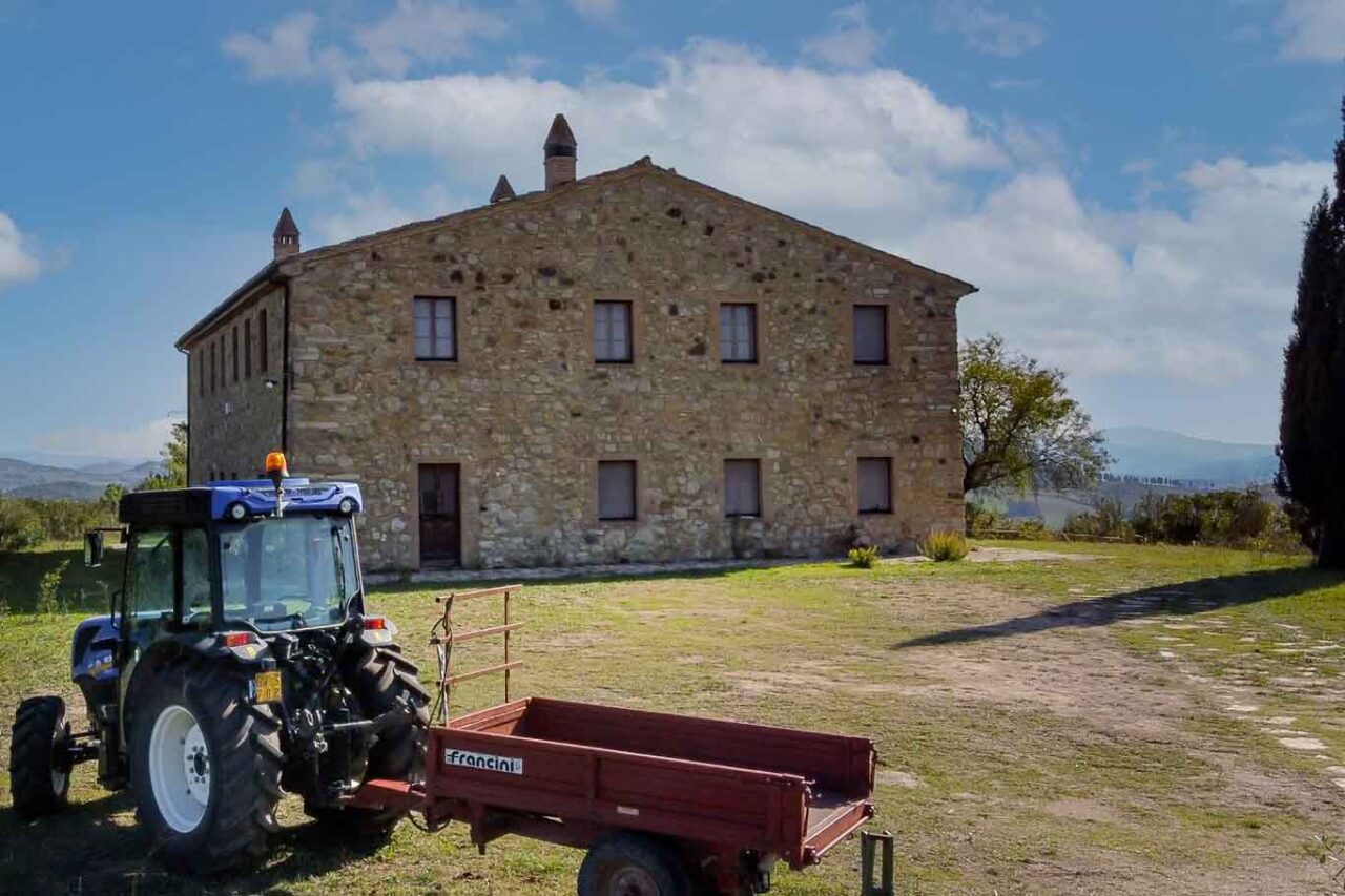 Il casolare di Colline Albelle a Riparbella in Toscana