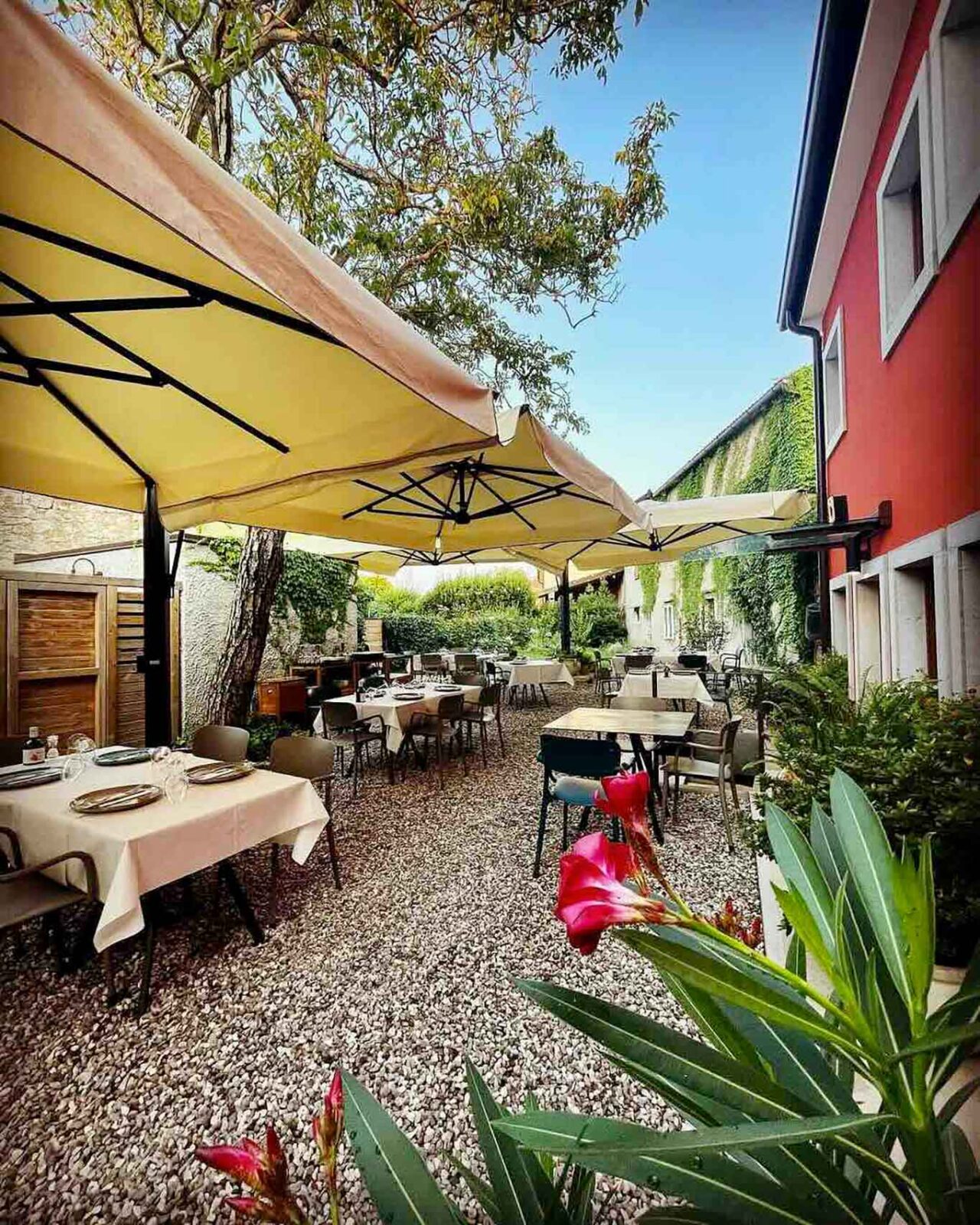 il giardino del ristorante Crocevia Locanda Carsica Contemporanea a Trieste 