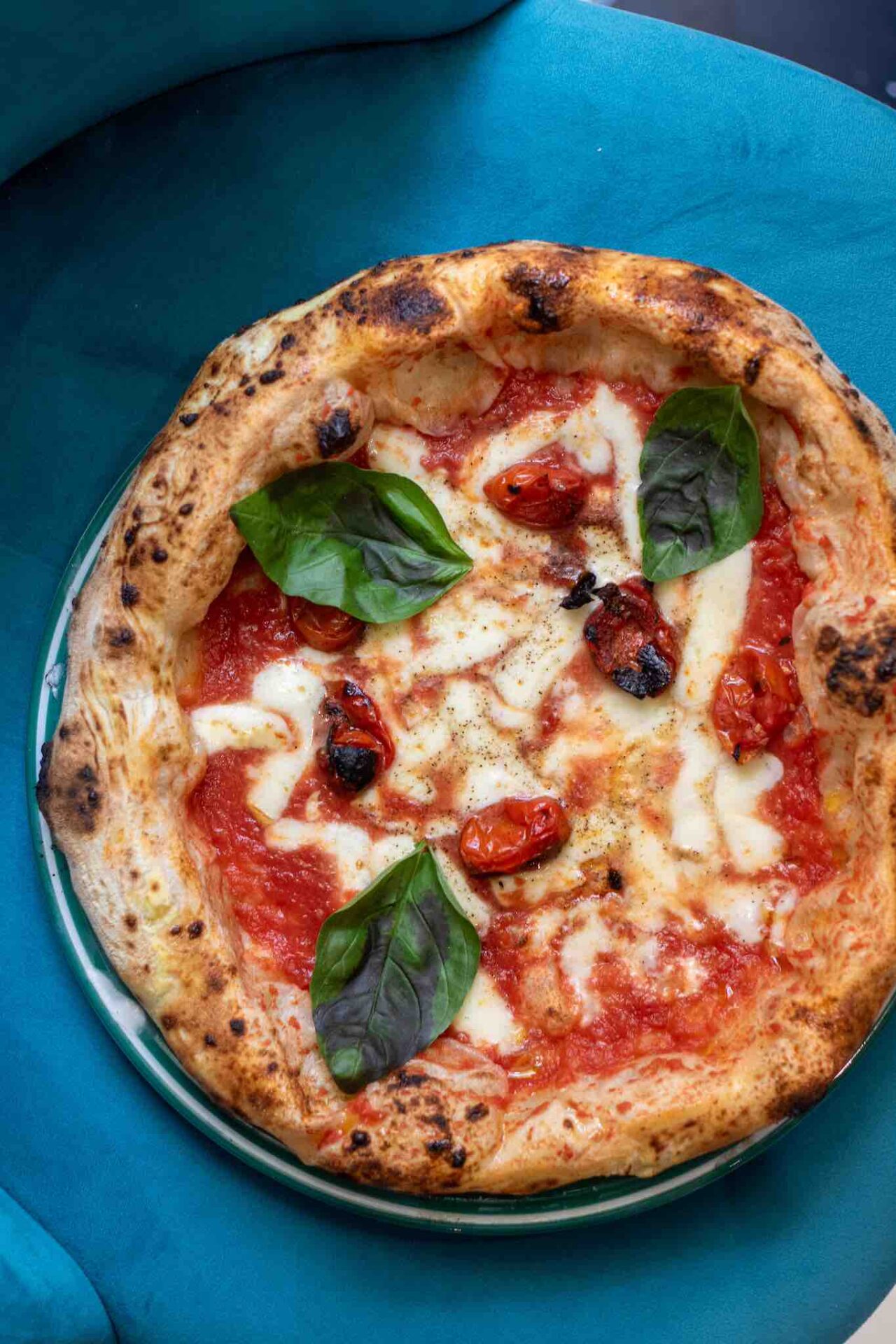 la pizza provola e pepe della pizzeria Vincenzo Capuano a Torino