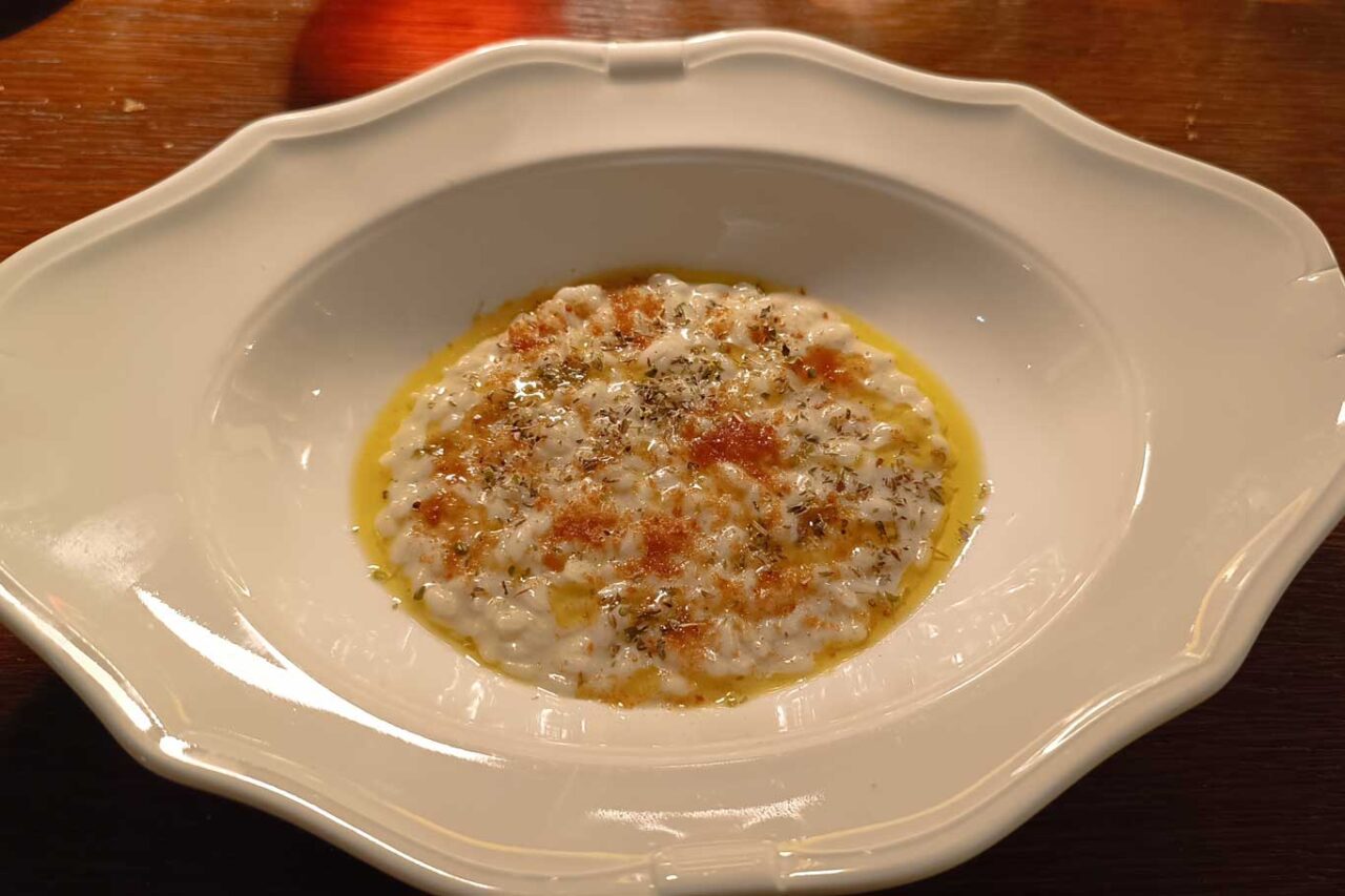 risotto panna acida, limone e bottarga al ristorante Acciuga a Roma